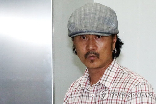 사기 및 강제추행 혐의 등을 받고 있는 가수 이주노가 지난 6월 30일 오전 서울 서초구 서울중앙지방법원에서 열린 선고 공판에 출석하고 있다. <연합뉴스>